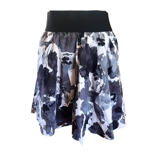 NWT - Express Black & White Watercolor Floral Mini Skirt lined w pockets, Size M - Picture 1 of 8